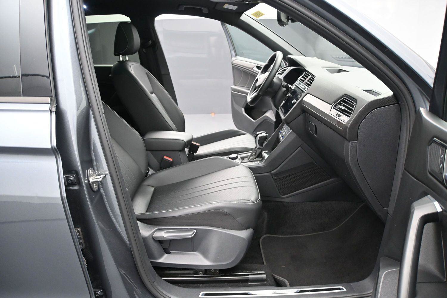 Certified 2023 Volkswagen Tiguan SE R-Line AWD/4WD image 16