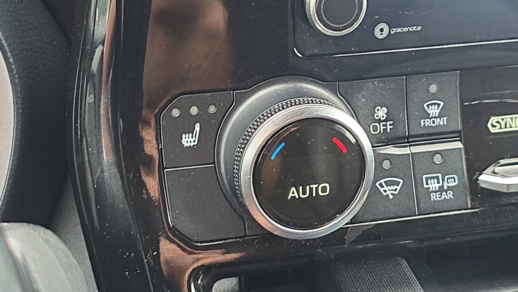 Used 2021 Toyota Highlander XLE AWD/4WD image 16