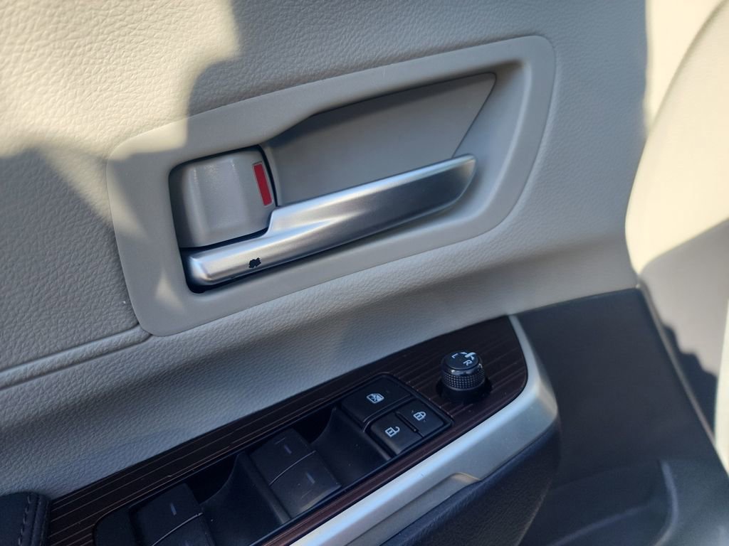 Used 2024 Toyota Sienna XLE image 12