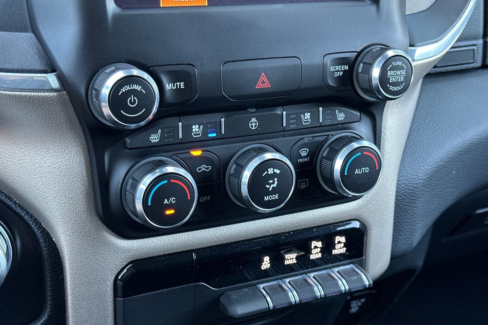 Used 2022 RAM 1500 Laramie AWD/4WD image 19