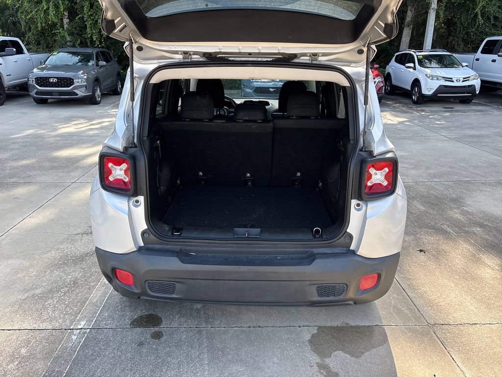 Used 2018 Jeep Renegade Latitude FWD image 30
