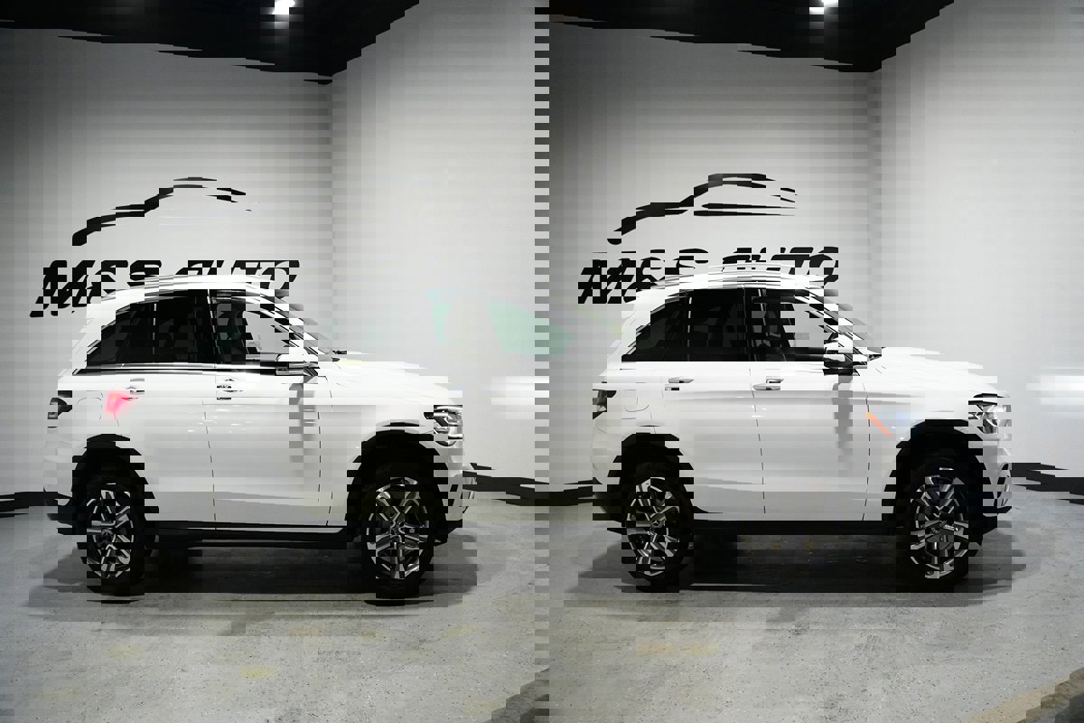 Used 2020 Mercedes-Benz GLC 300 4MATIC image 3