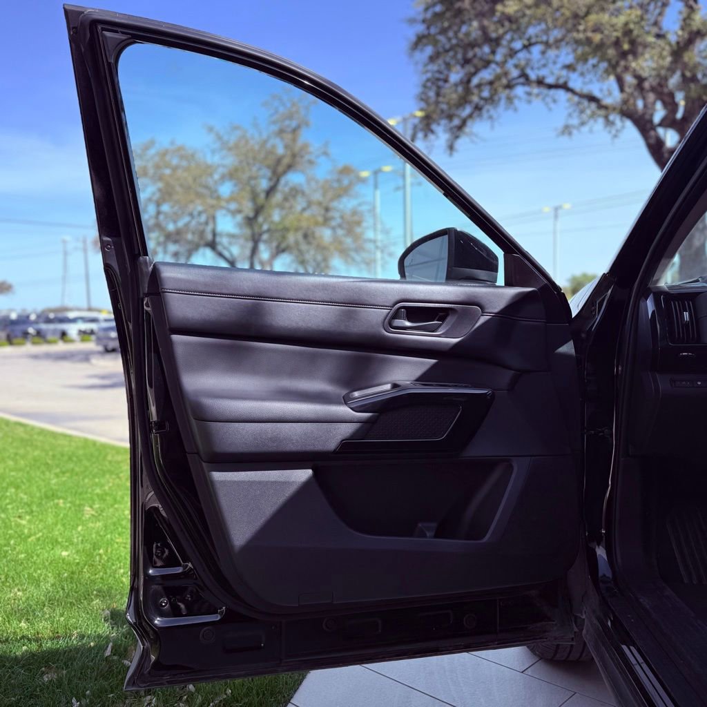 Used 2025 Nissan Pathfinder SV image 21