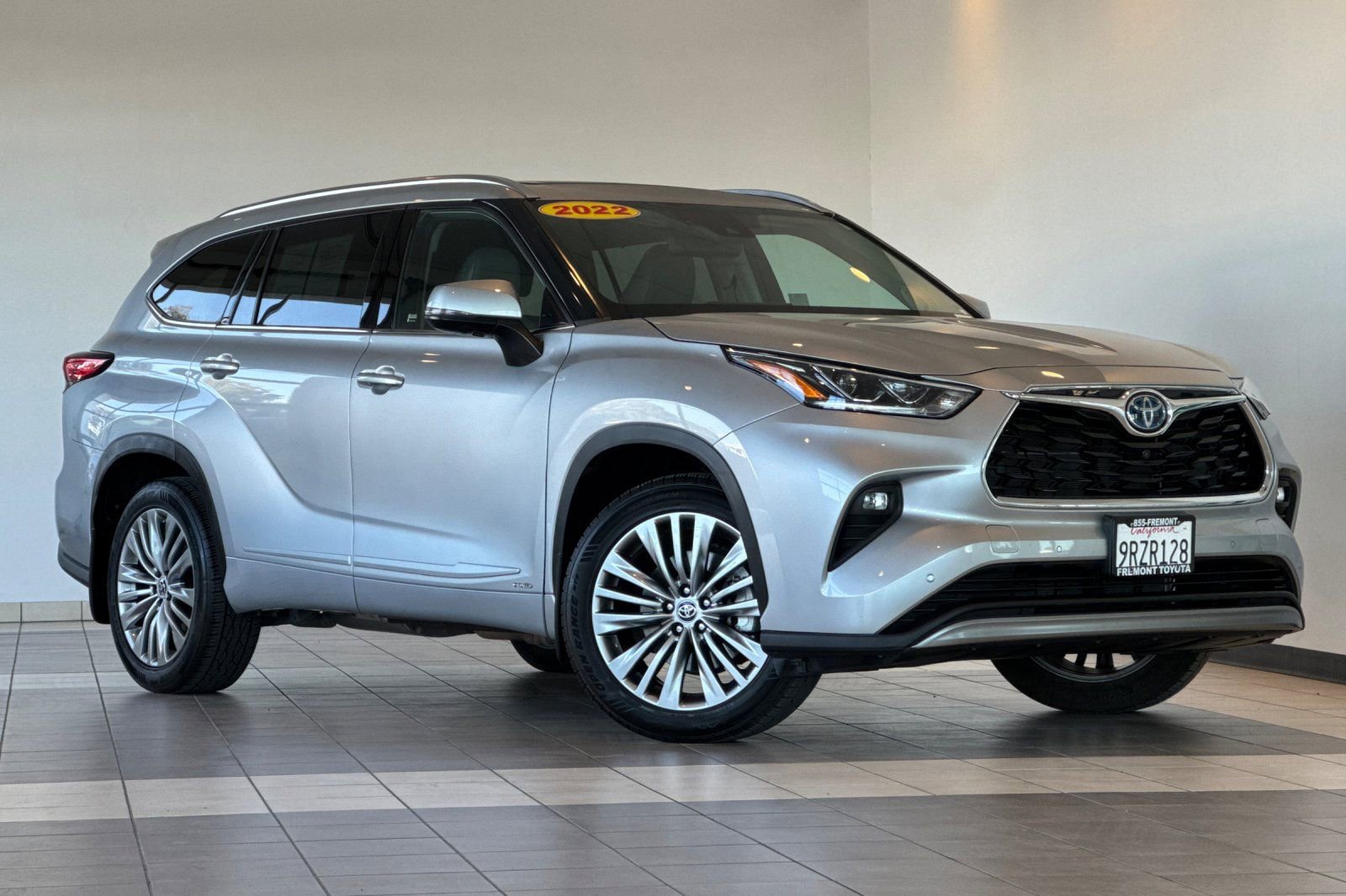 Used 2022 Toyota Highlander Platinum AWD/4WD image 2