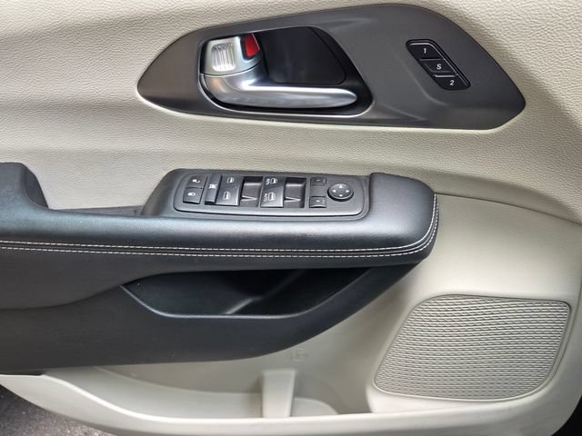 Used 2024 Chrysler Pacifica Touring-L FWD image 10