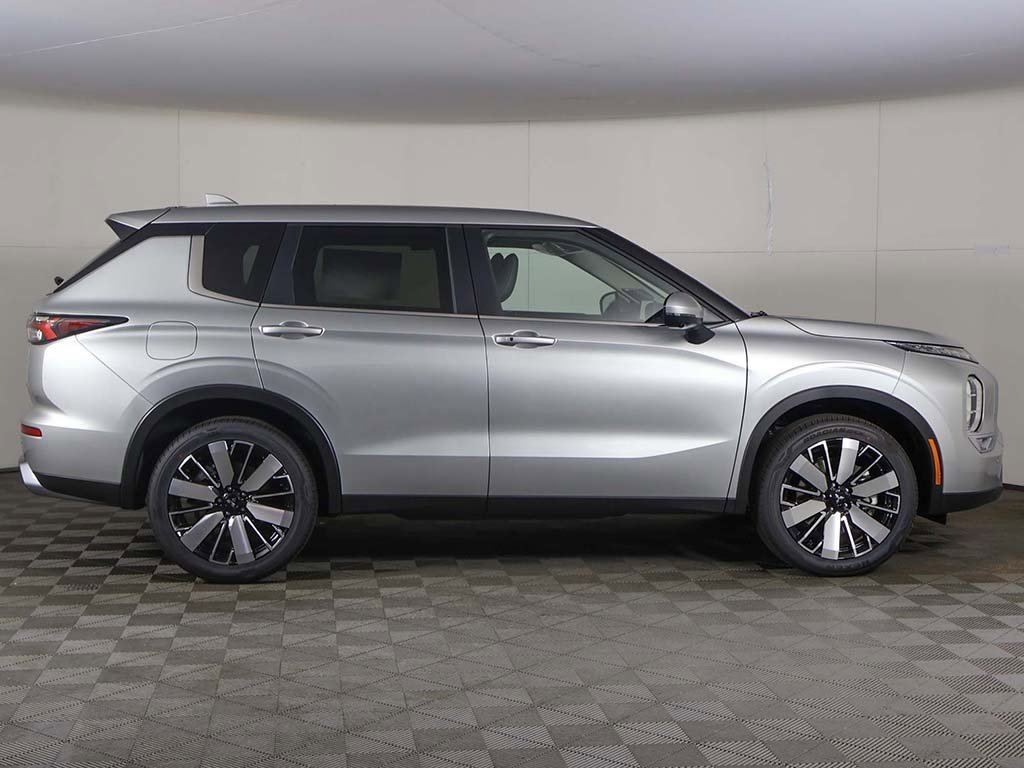 New 2025 Mitsubishi Outlander SE image 21