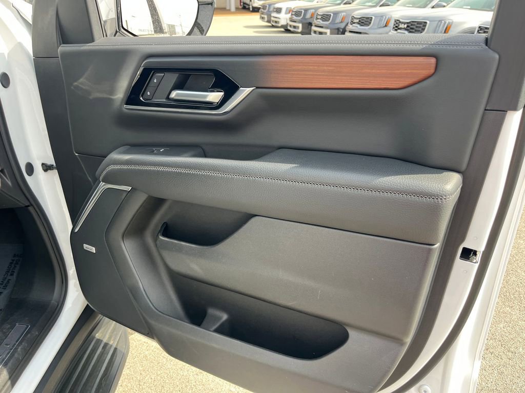 Used 2025 GMC Yukon XL Denali image 36