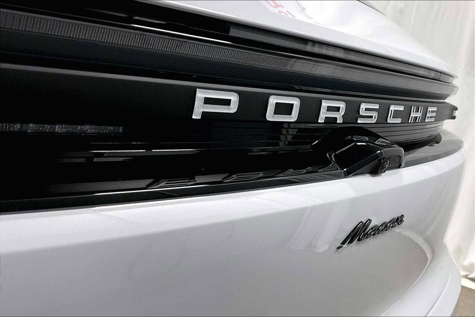 Used 2025 Porsche Macan Electric image 34