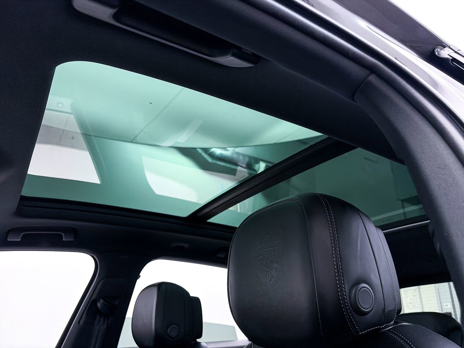 Used 2023 Porsche Cayenne image 3