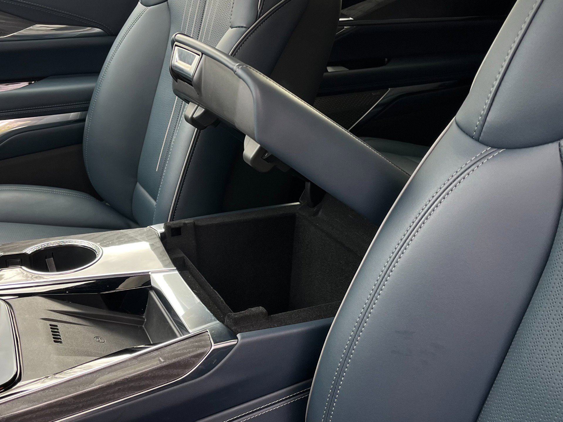 Used 2025 Cadillac Escalade IQ Luxury 2 image 35