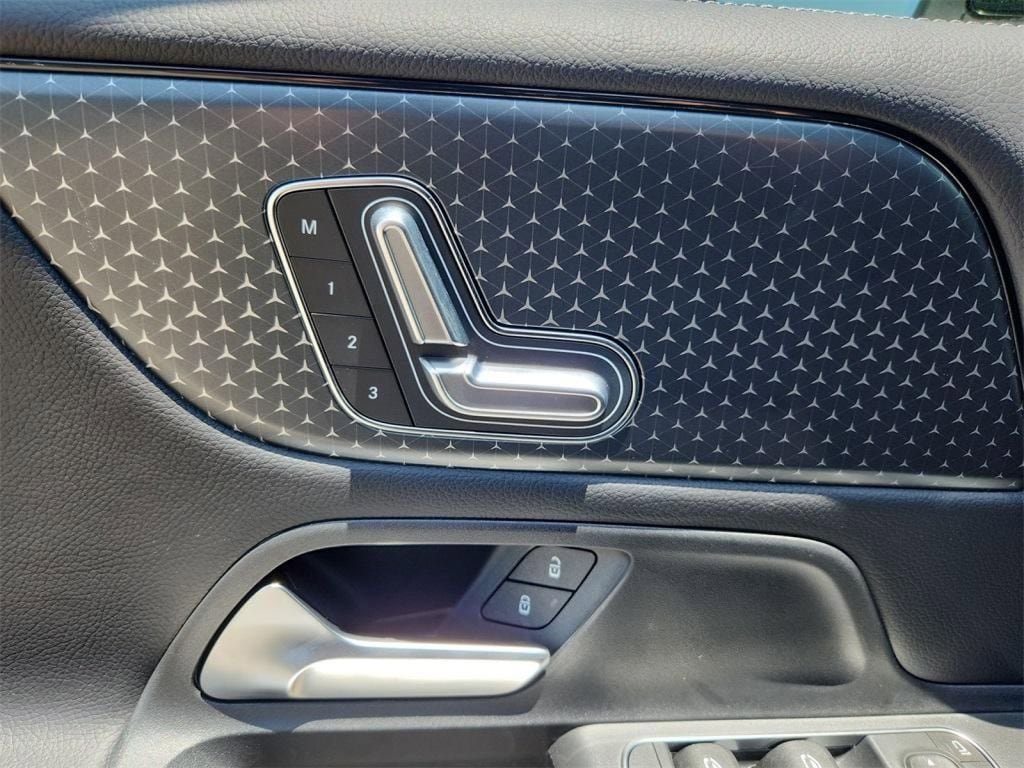 New 2025 Mercedes-Benz GLB 250 image 17