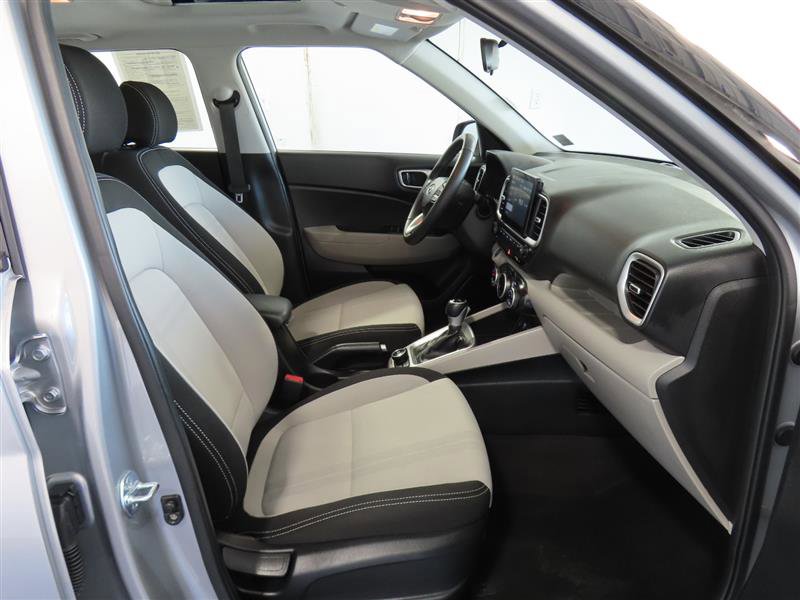 Used 2025 Hyundai Venue SEL FWD image 32