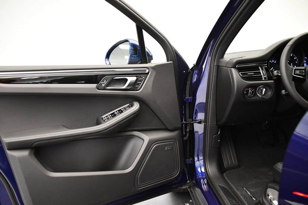 Certified 2025 Porsche Macan image 33