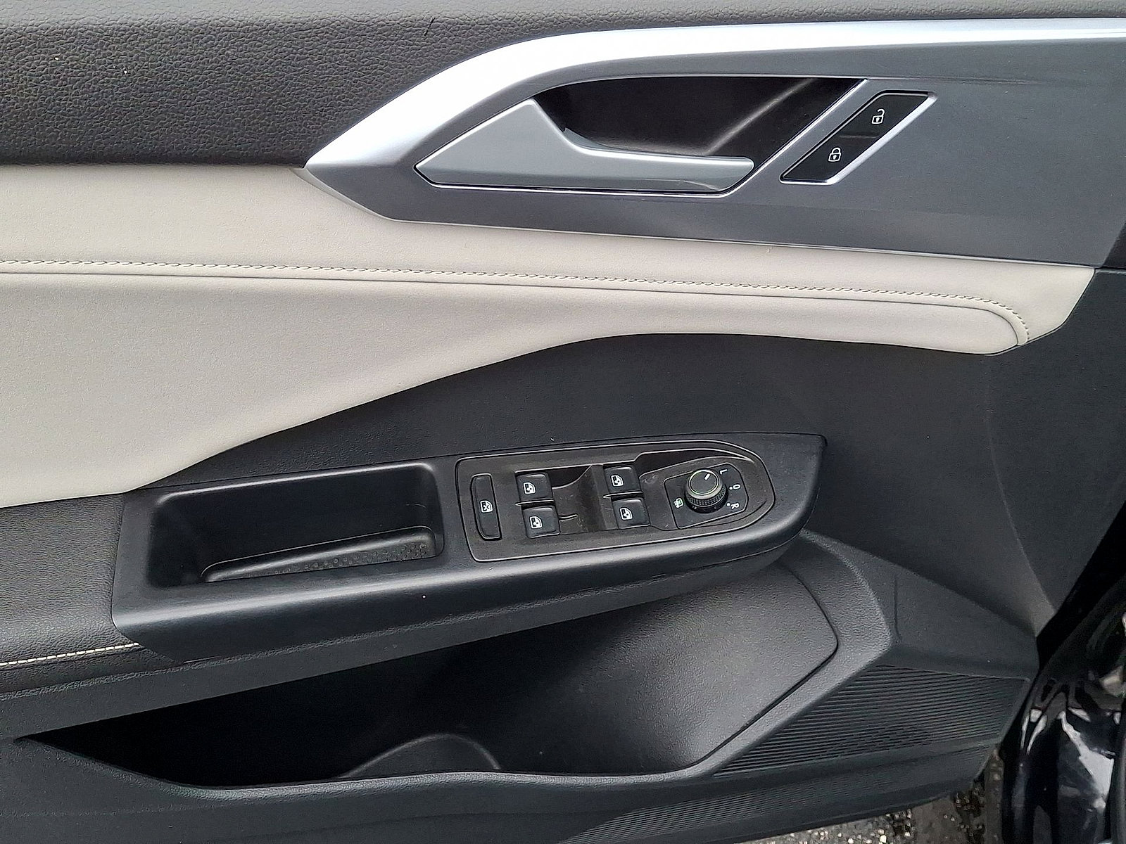 Used 2025 Volkswagen Taos SE FWD image 10