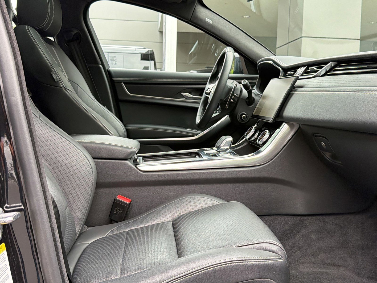 Used 2024 Jaguar XF R-Dynamic SE image 31