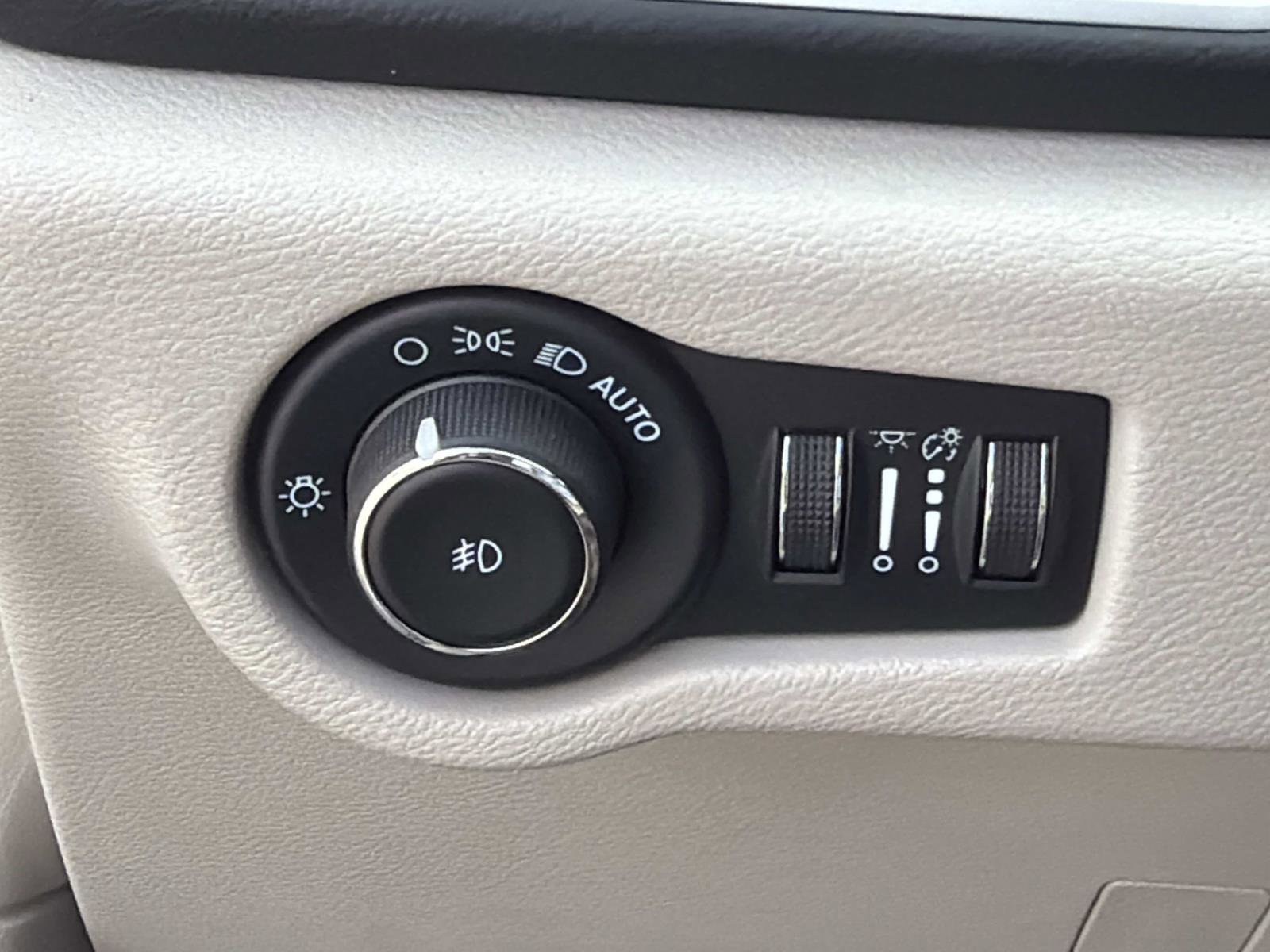 Used 2023 Chrysler Pacifica Touring-L FWD image 16