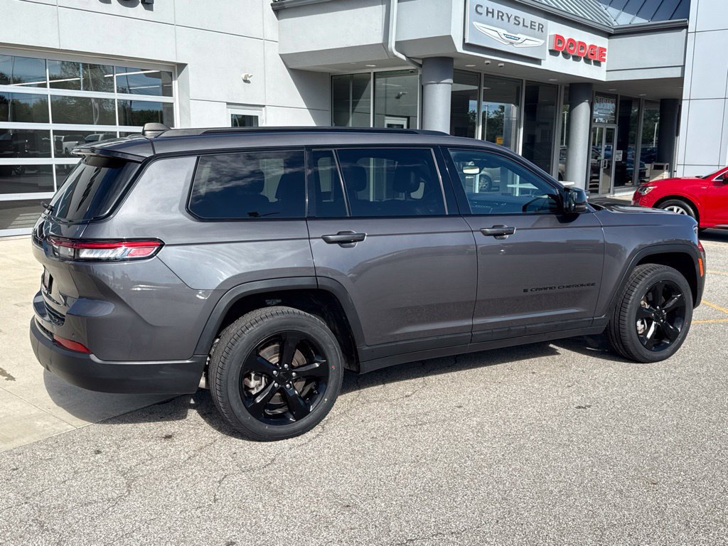 Used 2023 Jeep Grand Cherokee L Laredo AWD/4WD image 13