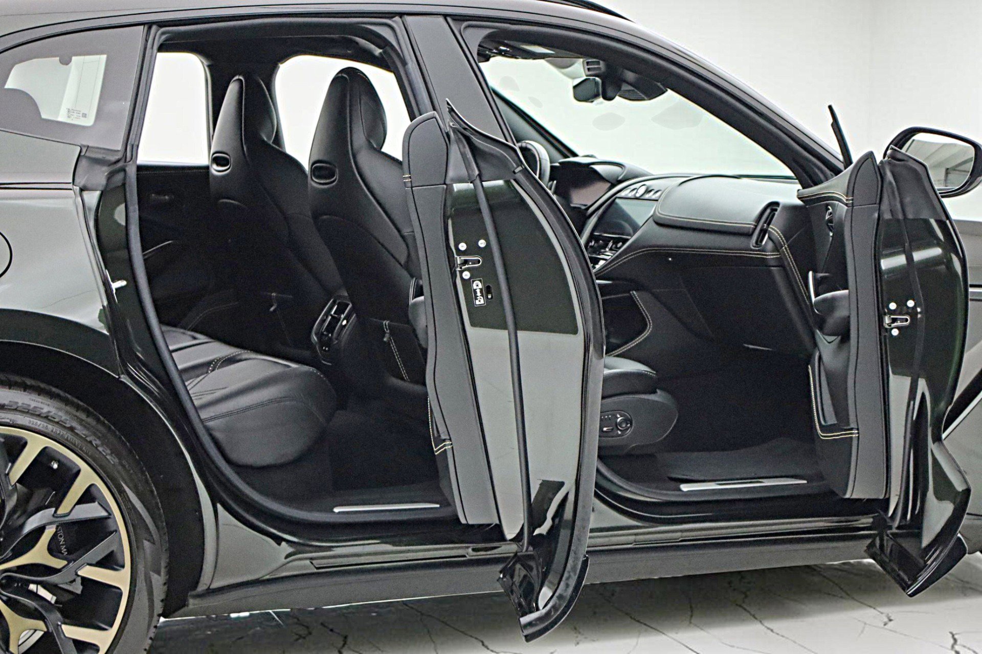 Used 2021 Aston Martin DBX AWD/4WD image 17