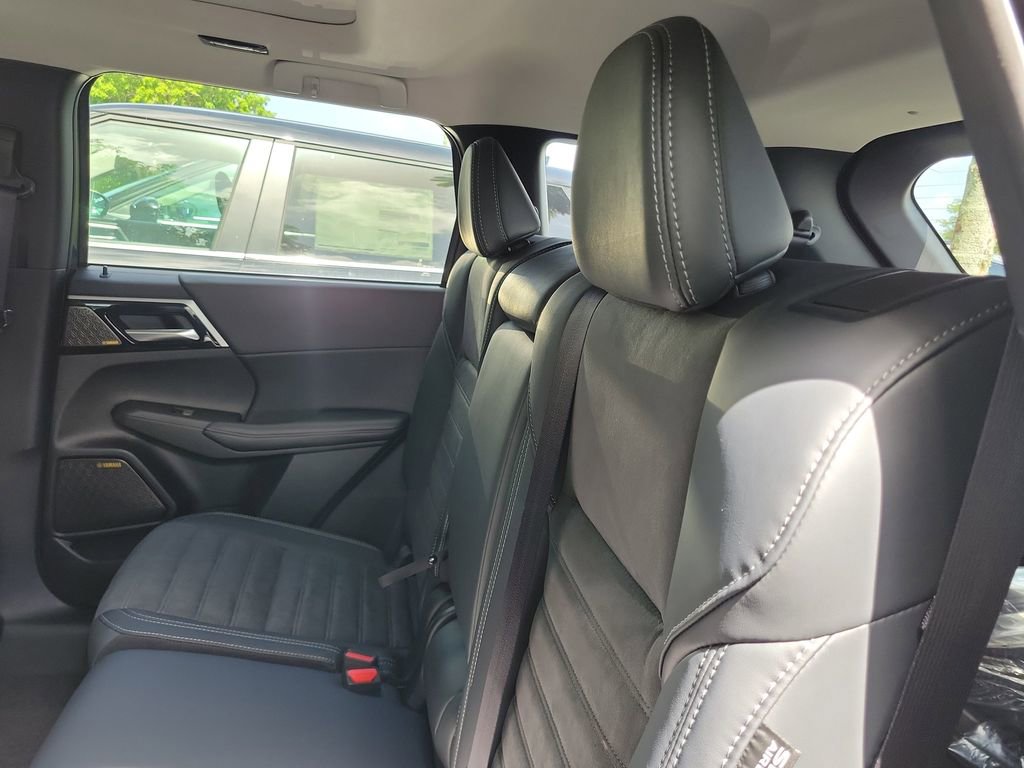 New 2025 Mitsubishi Outlander SE image 9
