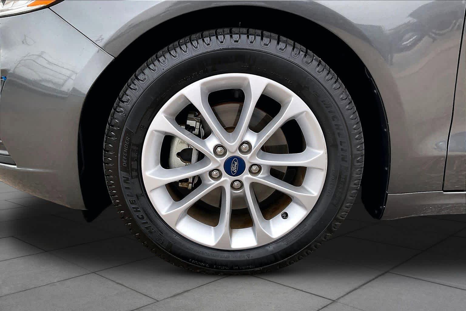 Used 2019 Ford Fusion SE FWD image 11