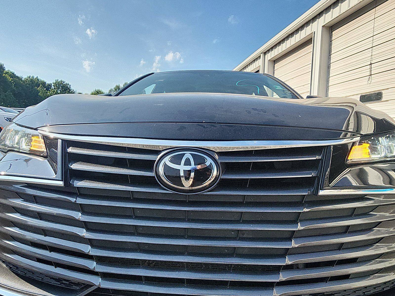 Used 2019 Toyota Avalon XLE w/ Moonroof Package FWD image 11