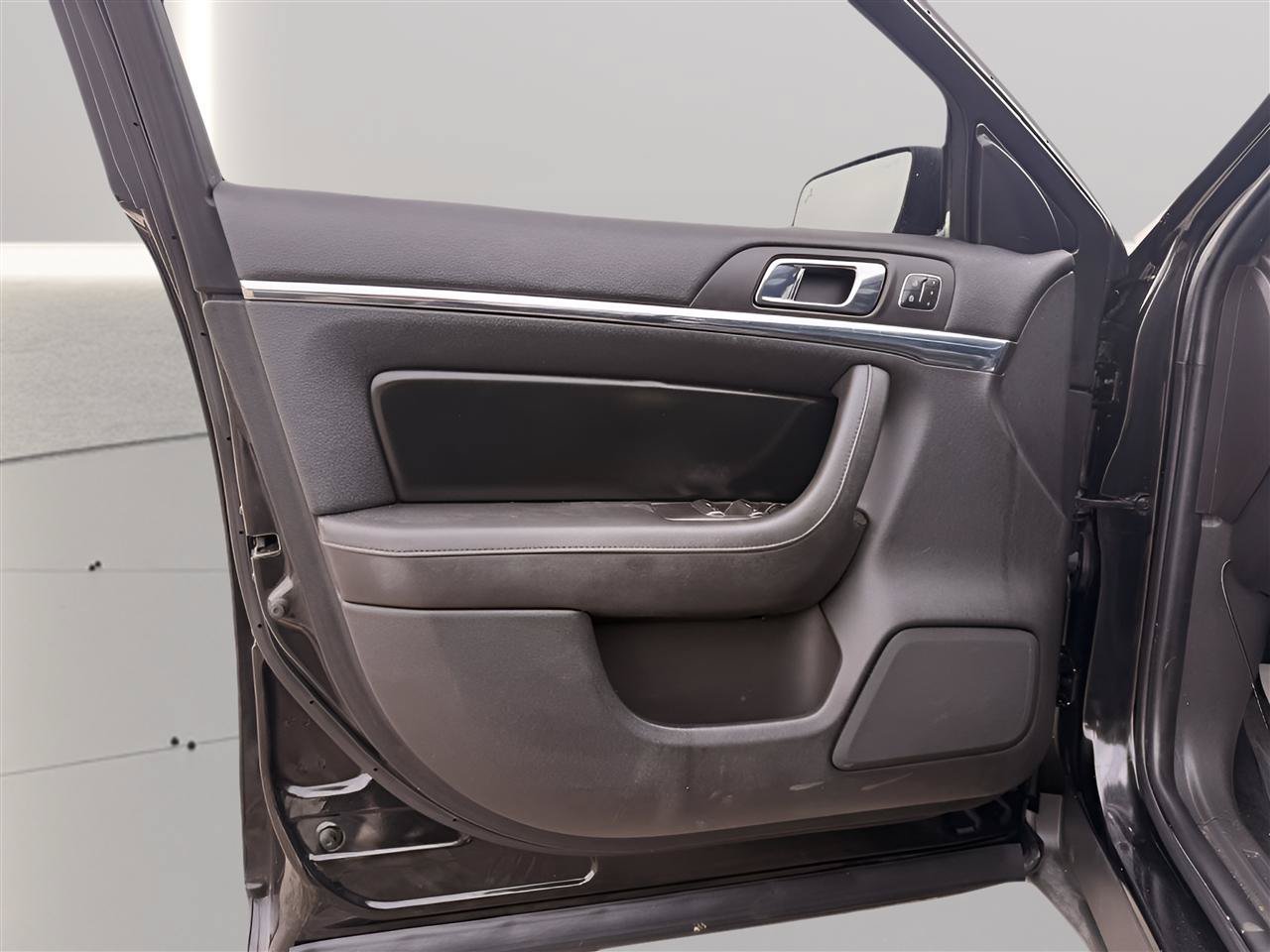 Used 2015 Lincoln MKS w/ Equipment Group 101A FWD image 15