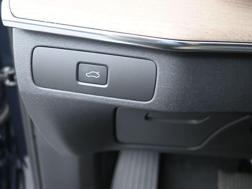 New 2026 Volvo XC90 B6 Plus w/ Protection Package Premier image 15