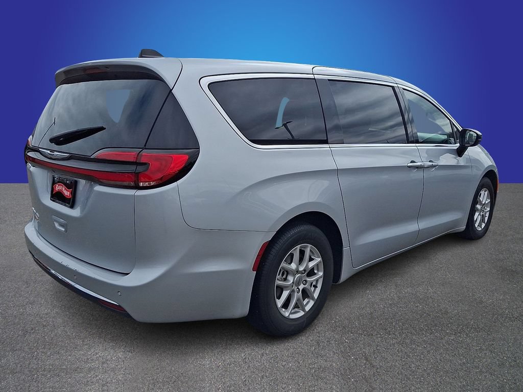 Used 2024 Chrysler Pacifica Touring-L FWD image 4