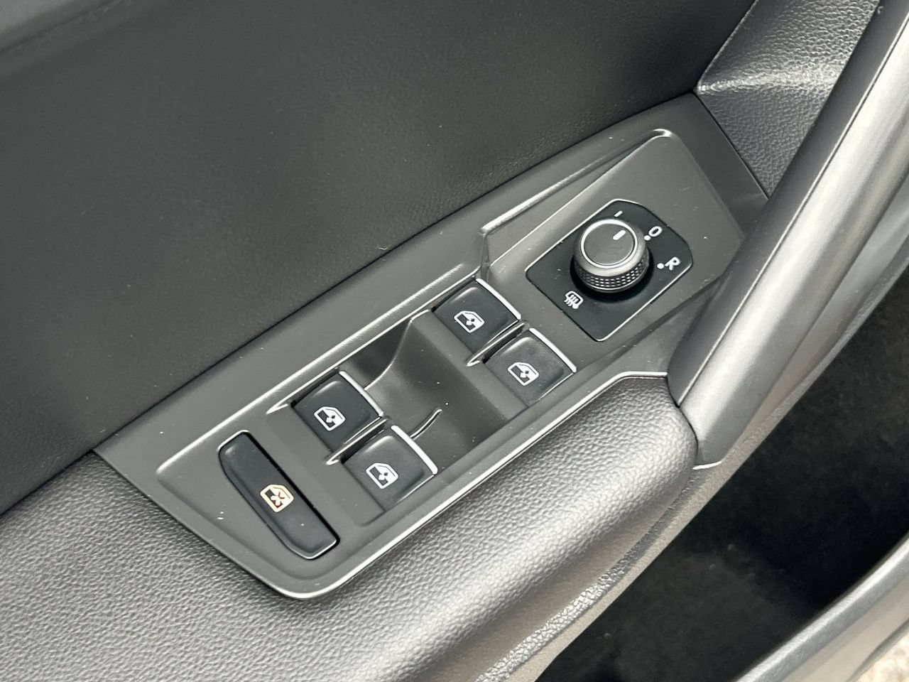 Certified 2021 Volkswagen Tiguan SE R-Line FWD image 18