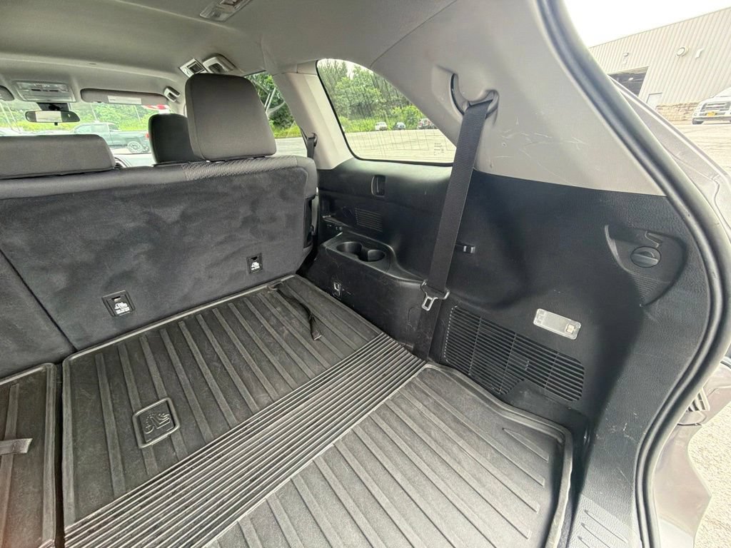 Used 2019 Toyota Highlander LE AWD/4WD image 40