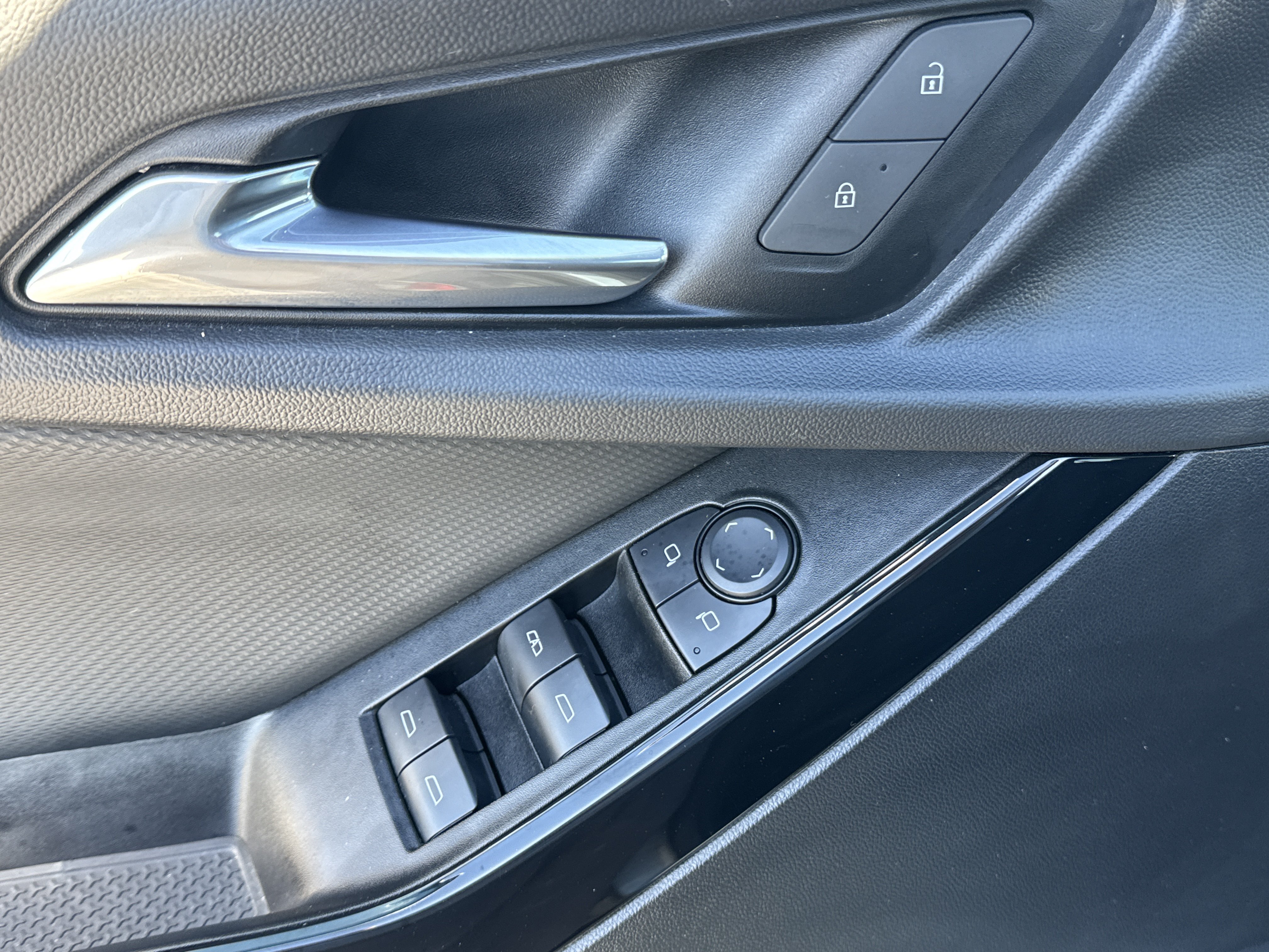 Used 2025 Chevrolet Equinox LT FWD image 22