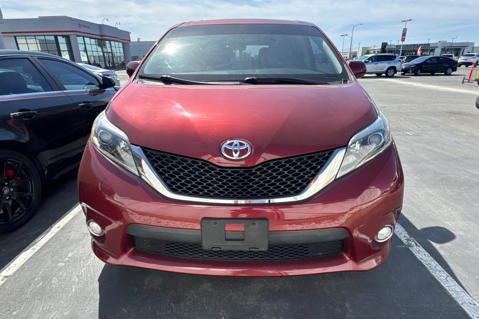 Certified 2017 Toyota Sienna SE w/ SE Preferred Package FWD image 3