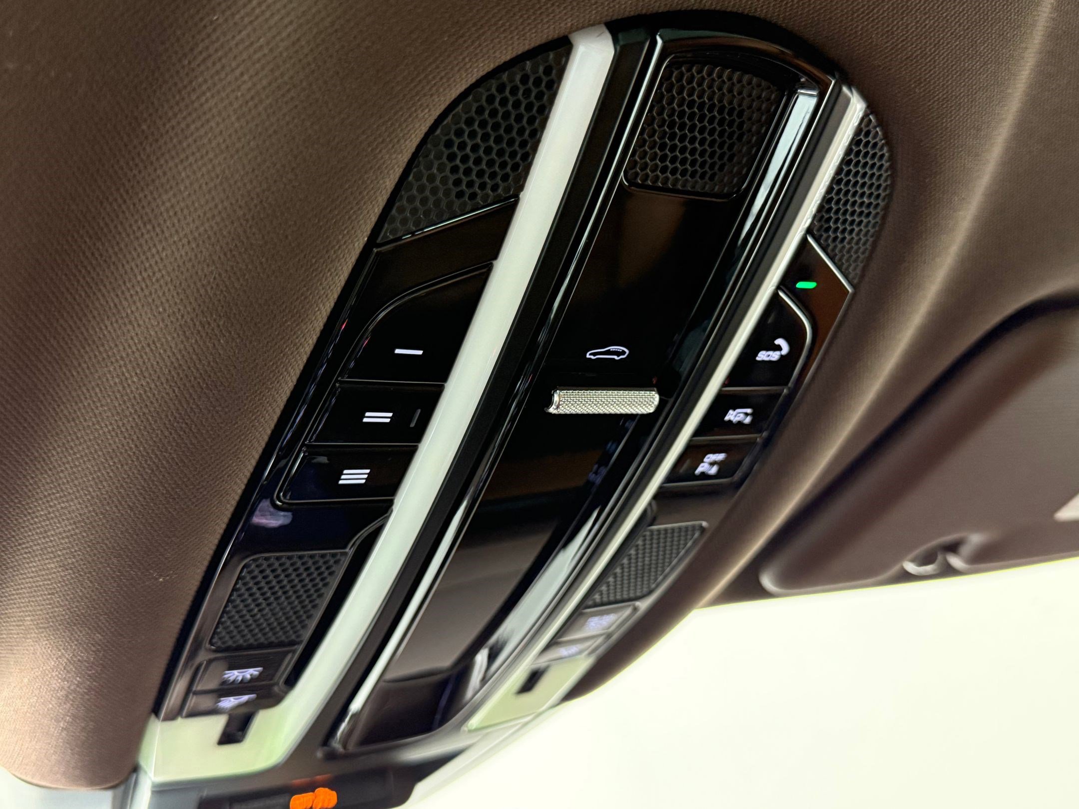 Certified 2023 Porsche Cayenne Platinum Edition image 27