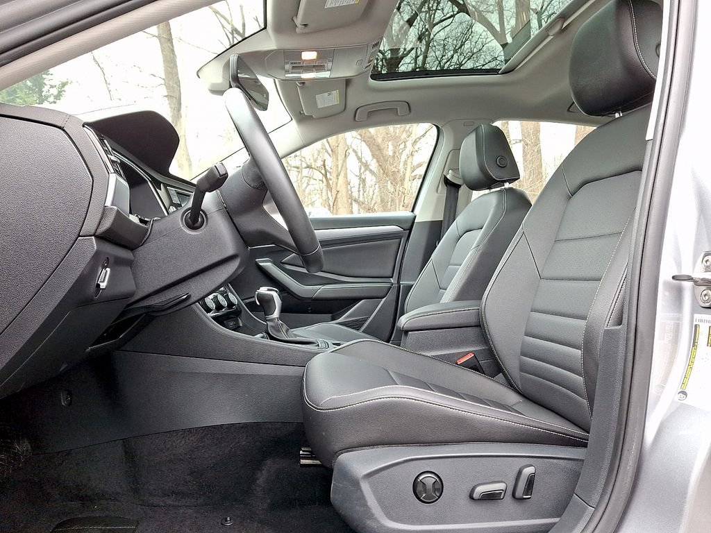 Certified 2022 Volkswagen Jetta SE w/ Panoramic Sunroof Package FWD image 13