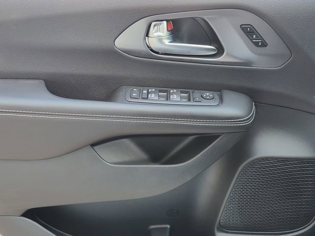 New 2026 Chrysler Pacifica Select AWD/4WD image 19