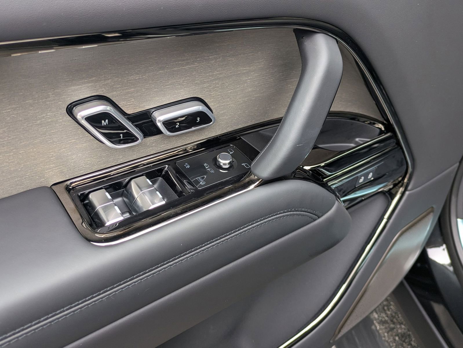 New 2026 Land Rover Range Rover SV AWD/4WD image 12