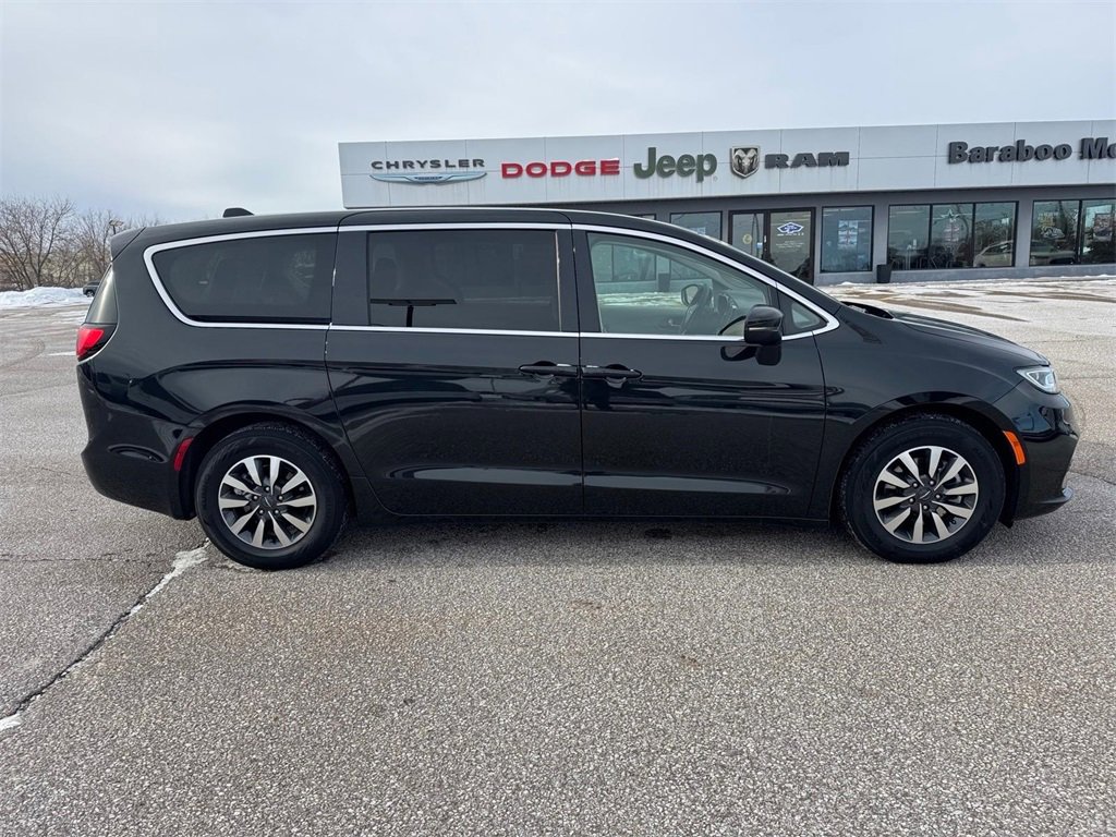 Used 2023 Chrysler Pacifica Touring-L image 2