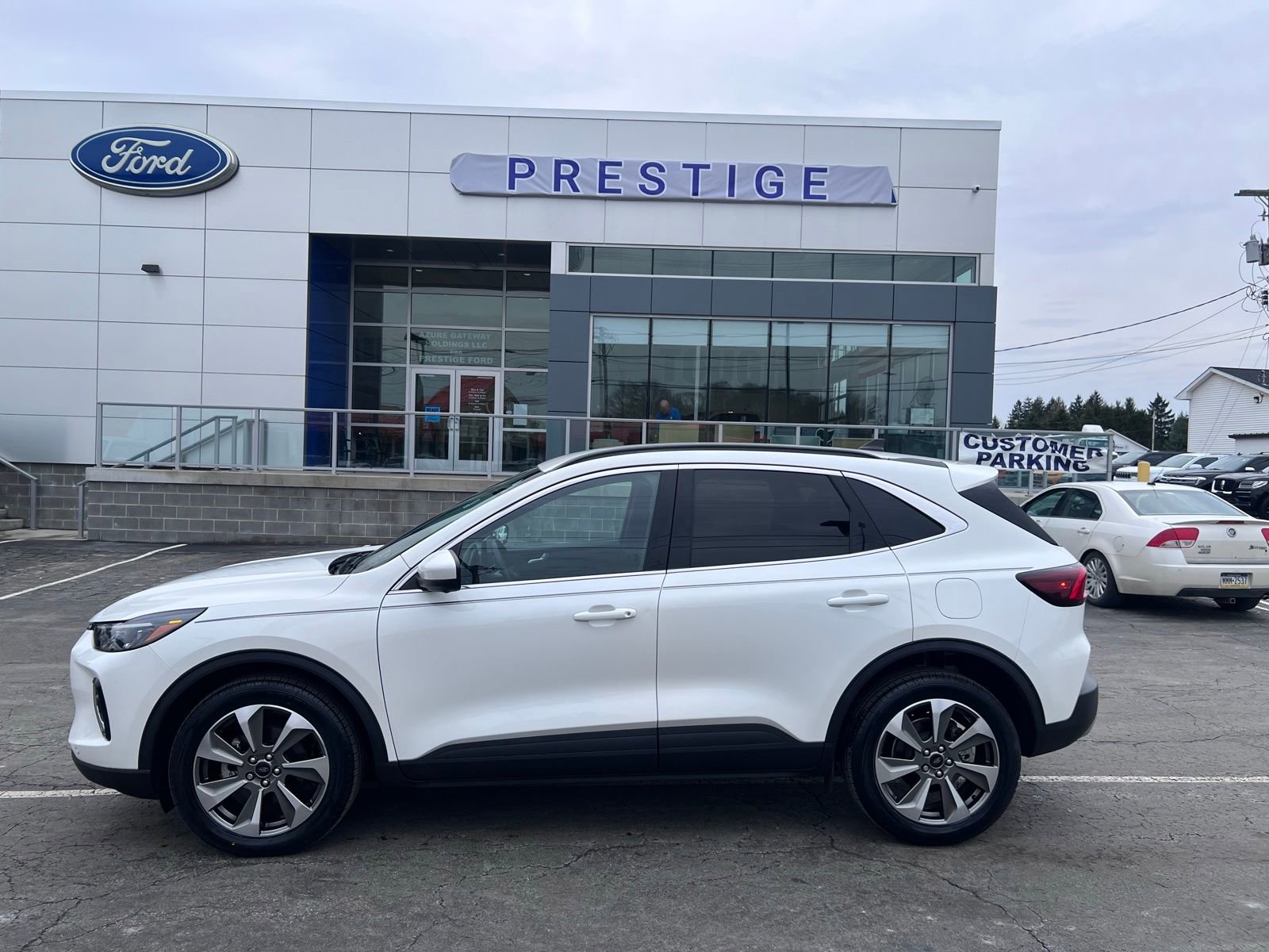 Used 2023 Ford Escape Platinum image 2