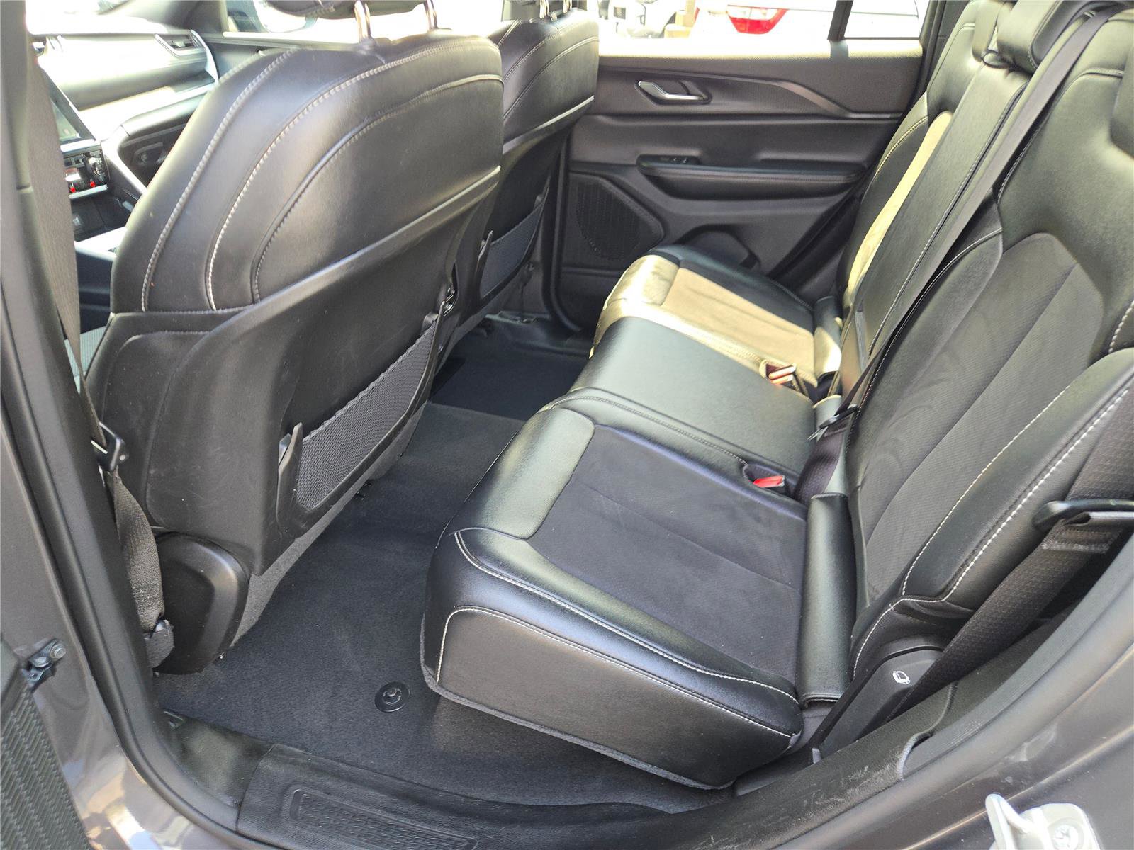 Used 2024 Jeep Grand Cherokee Altitude image 20