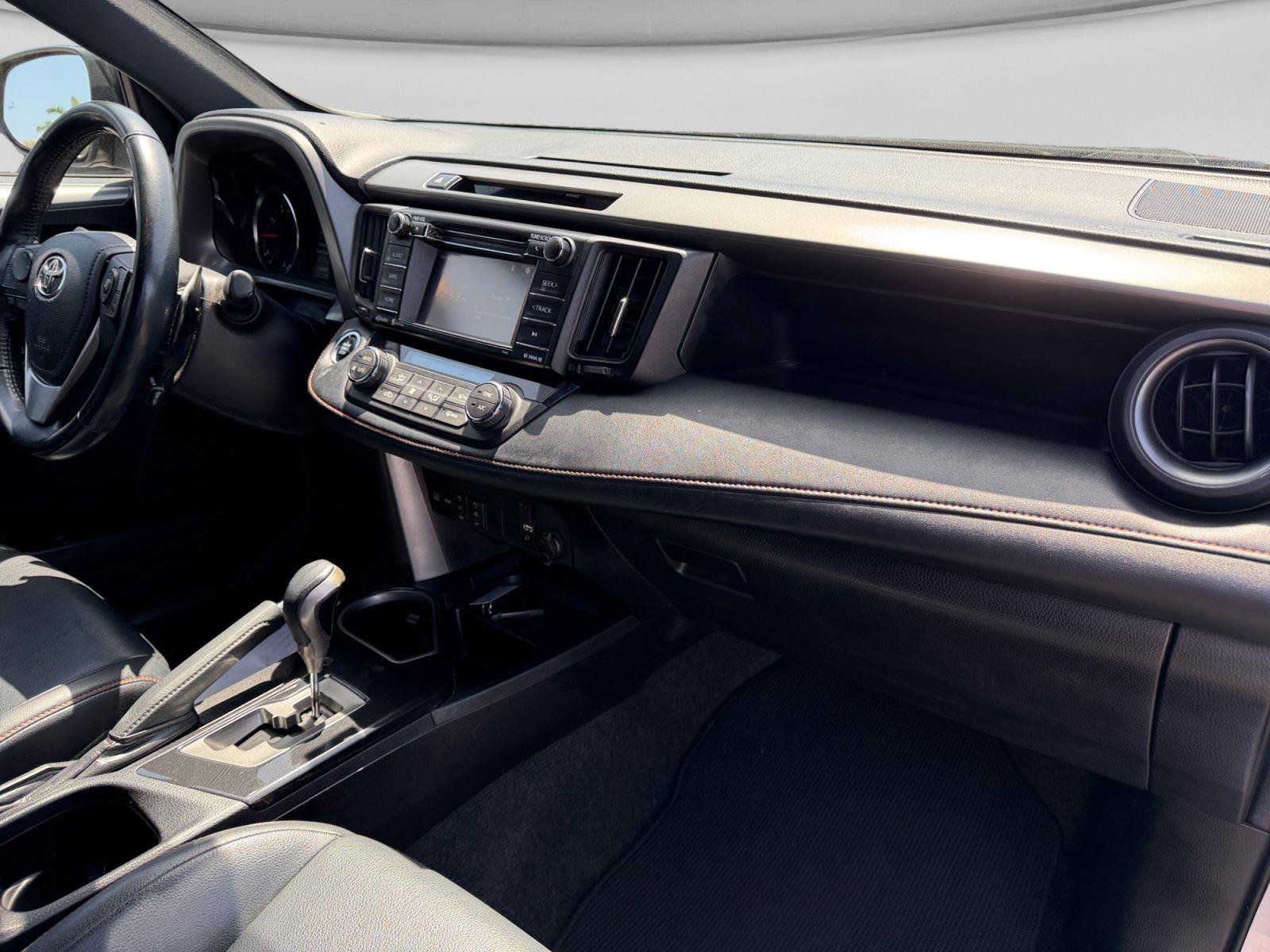 Used 2016 Toyota RAV4 SE FWD image 12