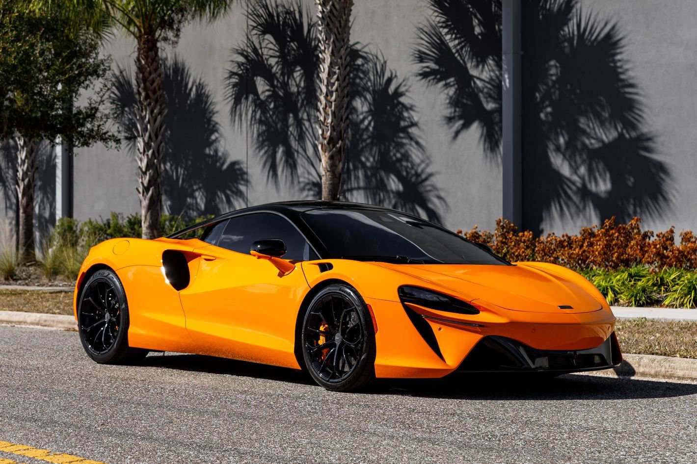 Used 2025 McLaren Artura RWD image 9