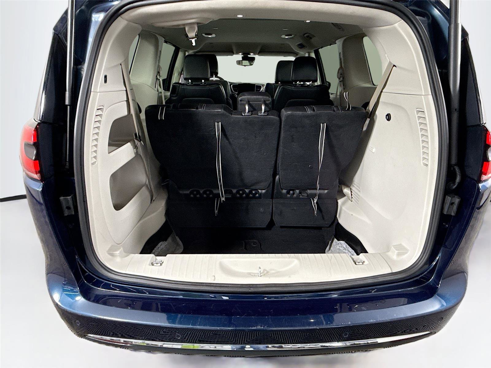 Used 2023 Chrysler Pacifica Touring-L image 18