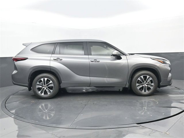 New 2026 Toyota Highlander XLE image 2