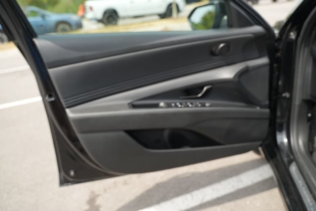 Used 2025 Hyundai Elantra Sport FWD image 13