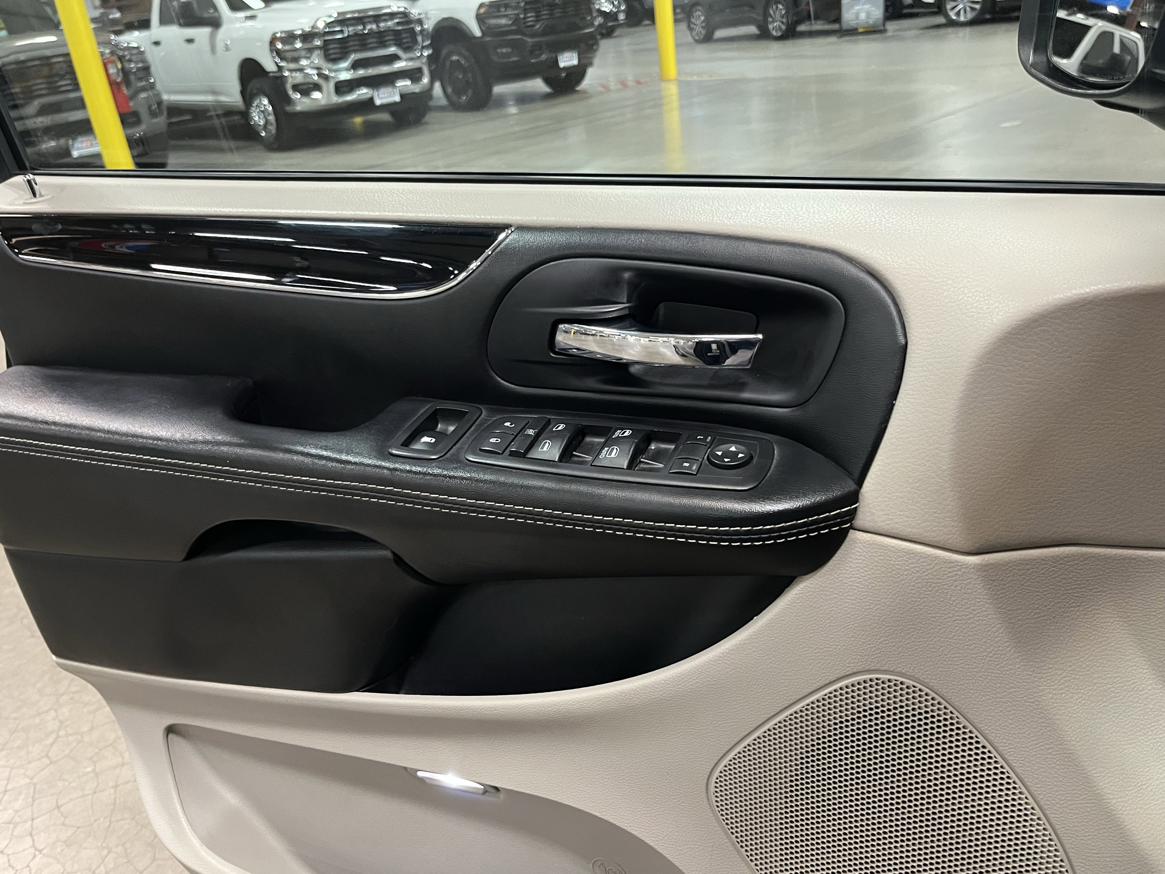 Used 2017 Dodge Grand Caravan SXT FWD image 24
