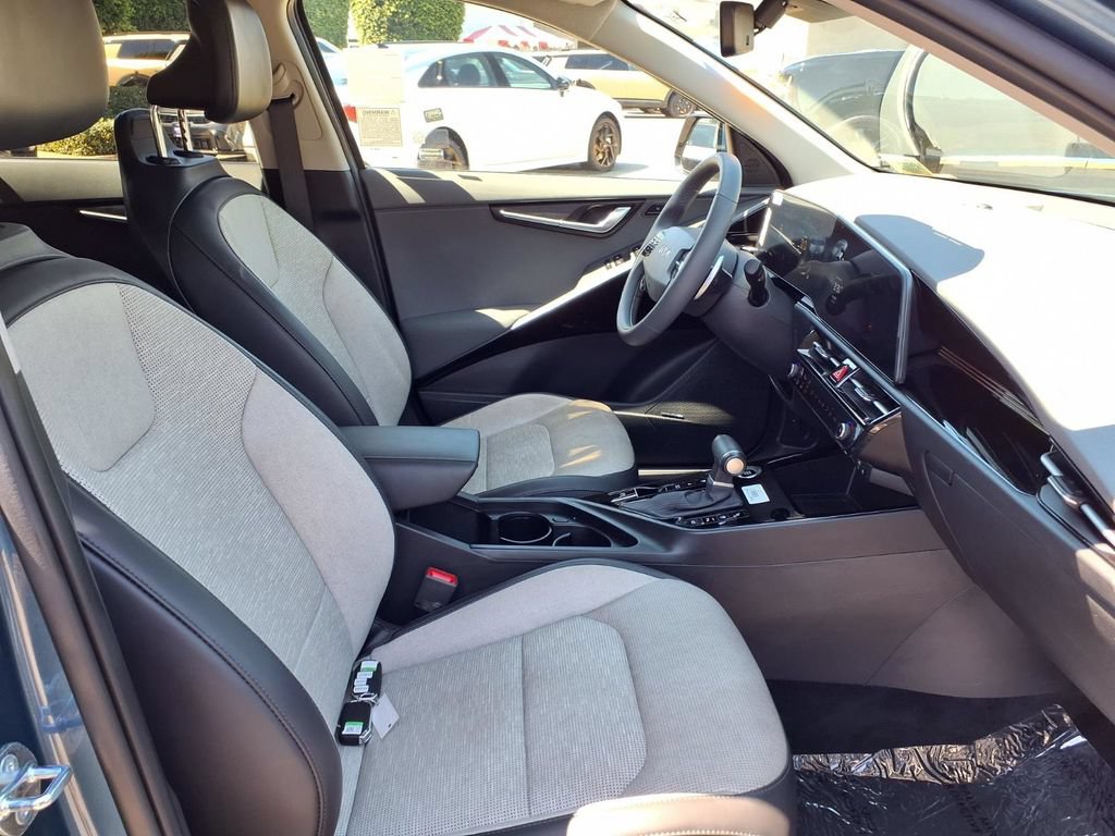Certified 2025 Kia Niro SX Touring FWD image 9