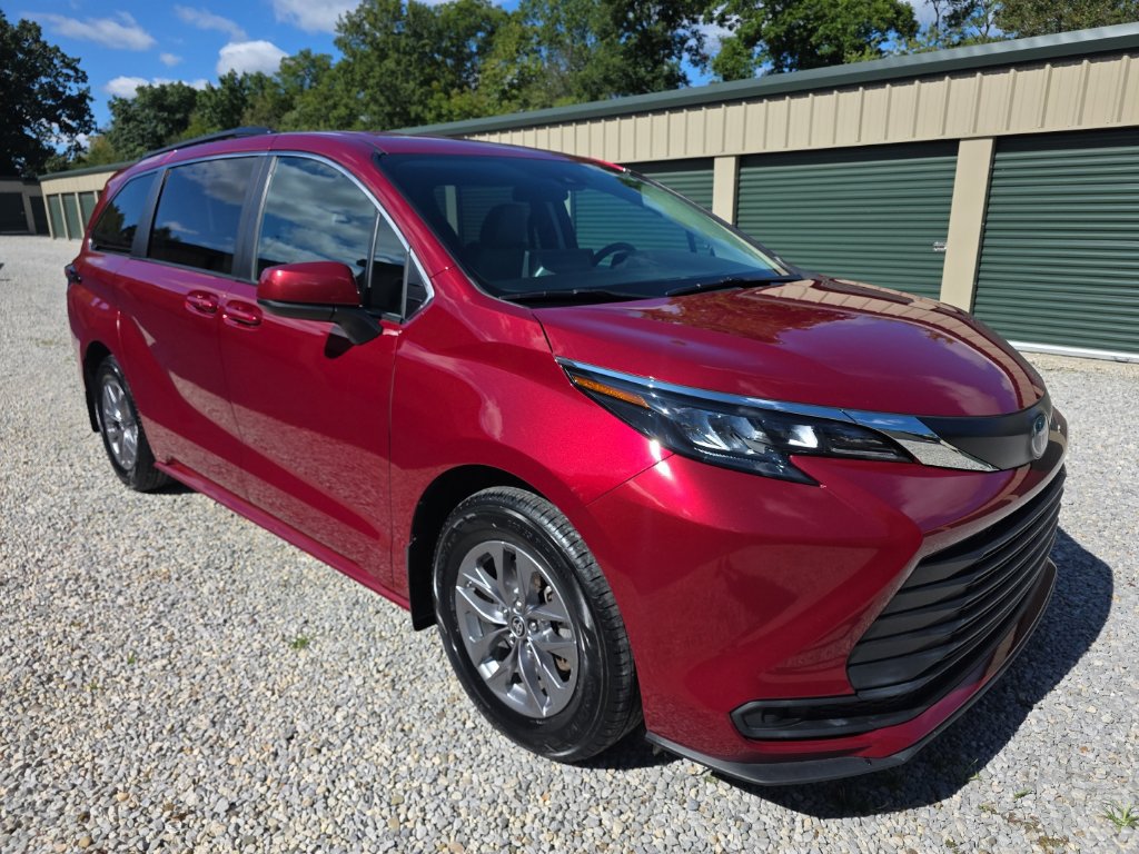 Certified 2024 Toyota Sienna LE AWD/4WD image 8