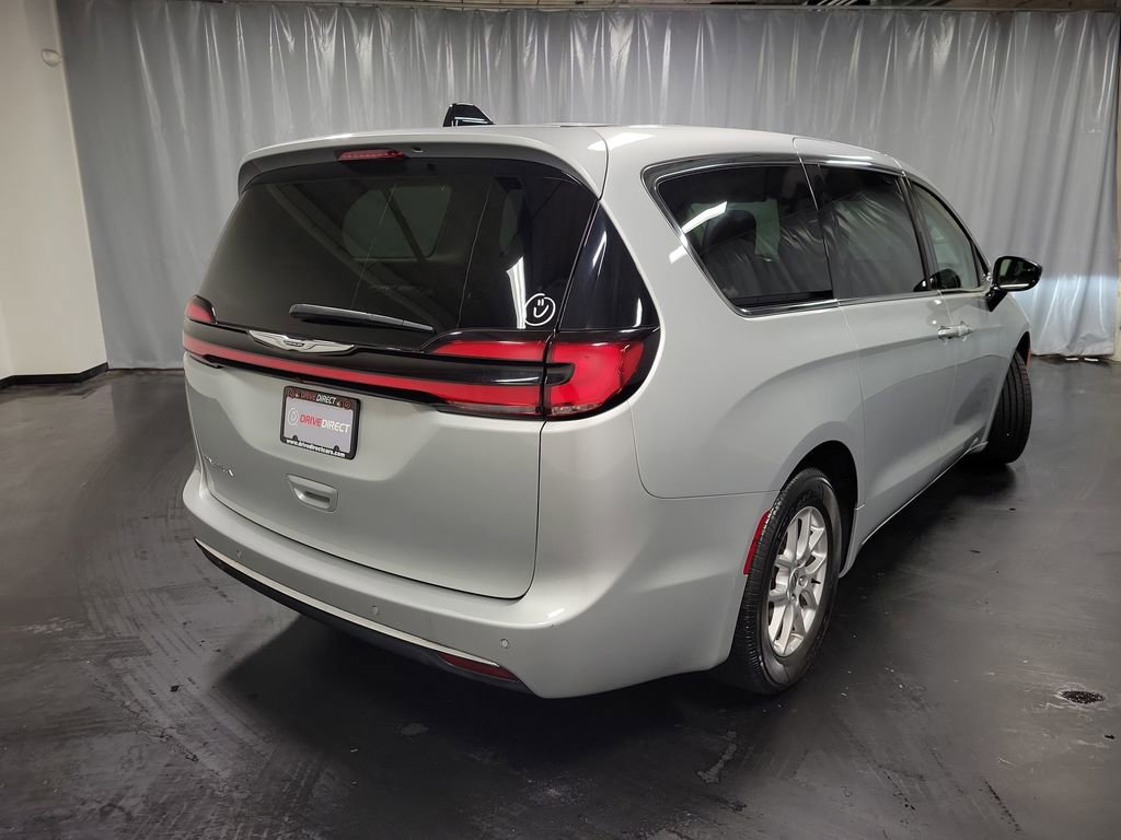 Used 2024 Chrysler Pacifica Touring-L FWD image 8