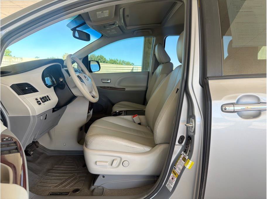 Used 2014 Toyota Sienna XLE FWD image 13