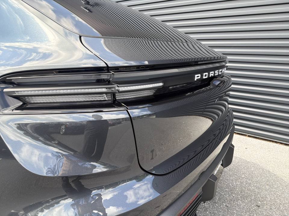 Certified 2025 Porsche Macan 4 Electric AWD/4WD image 25